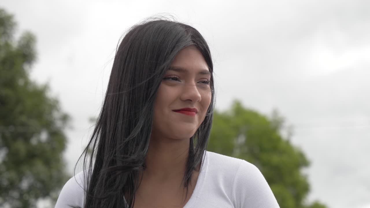 retrato cinematográfico en primer plano de una joven latina feliz riendo