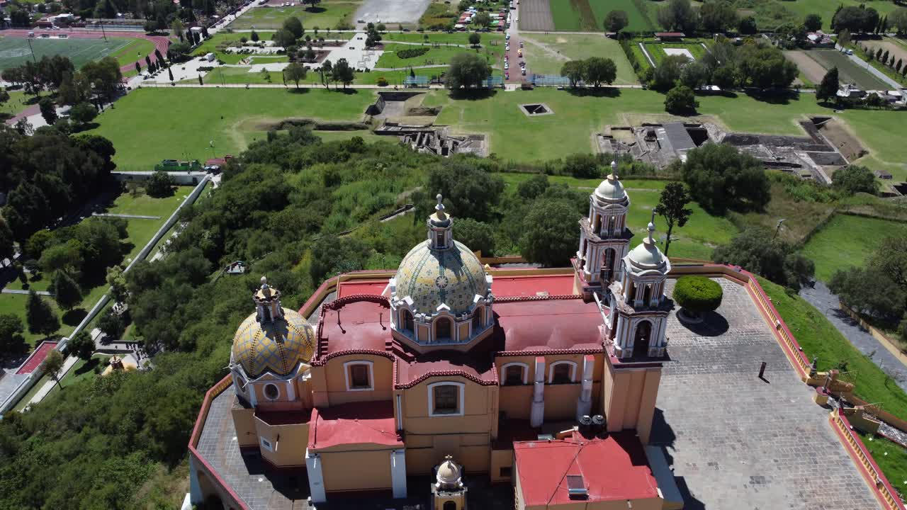 un primer plano de la catedral de cholula en puebla, méxico