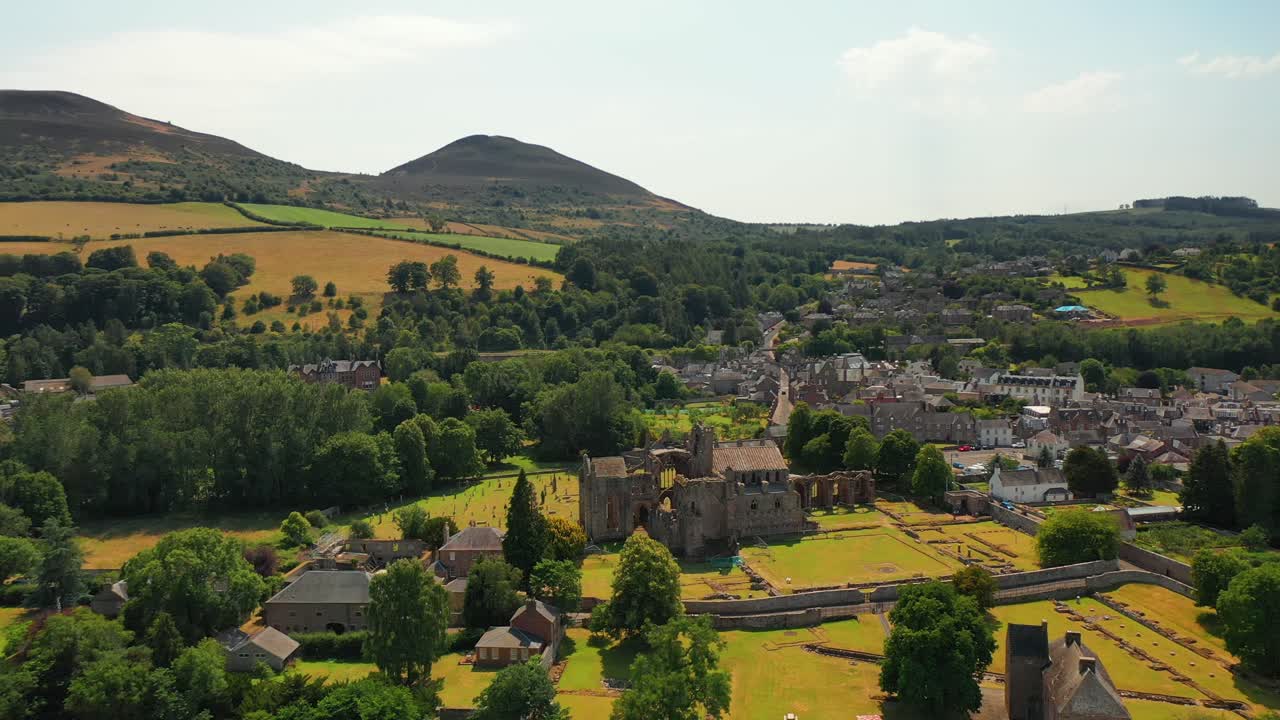 웅장한 멜로즈 수도원 (melrose abbey) 의 전형적인 사진, 스코틀랜드의 멜로지 (melrose) 에 있는 농장과 함께 역사적인 유적.