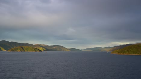 Paisajes-De-Nueva-Zelanda-Vistos-Desde-La-Costa-Durante-La-Puesta-De-Sol