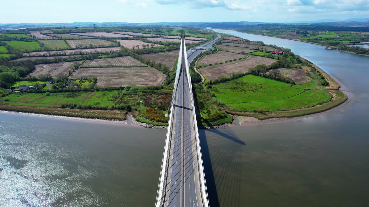 워터포드 시를 우회하는 수어 강을 가로지르는 토마스 프란시스 메거 다리를 건너는 도로 이용자들의 드라마틱한 모습.