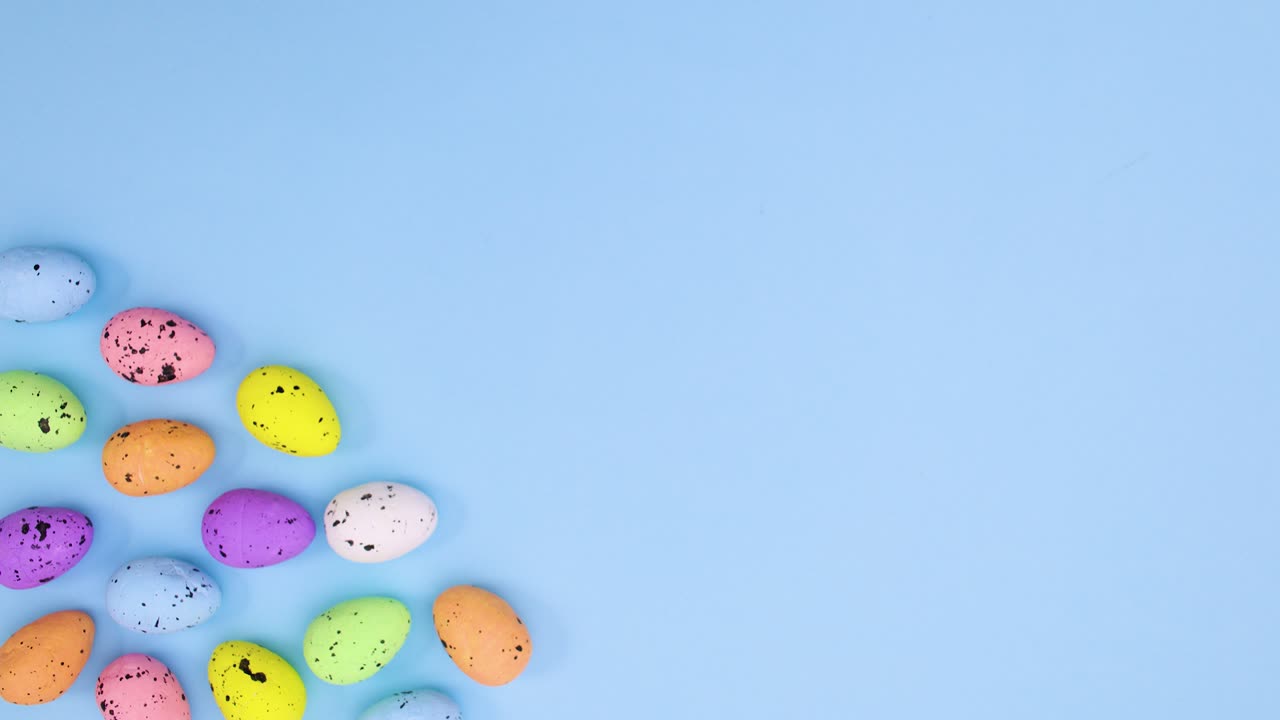 движущиеся пасхальные яйца в левом углу и два яйца с проходящими ногами. остановите движение