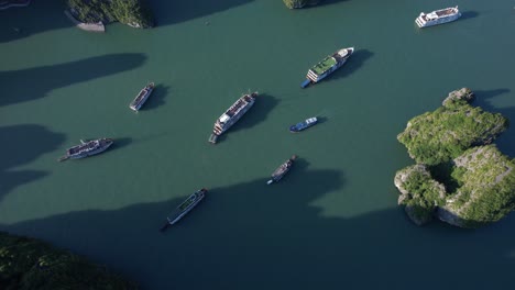 Botes-Basura-Turísticos-Verticales-De-La-Bahía-De-Halong-Anclados-En-La-Bahía,-Vietnam