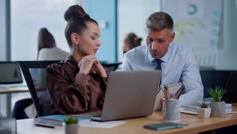 equipo de negocios trabajando en la oficina. hombre y hombre discutiendo ideas en un espacio abierto.