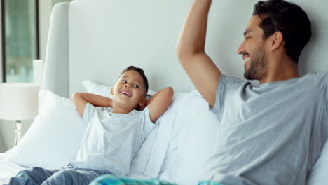familia, relajarse y padre e hijo en la cama