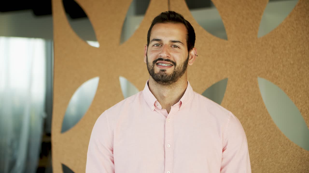 retrato de un hombre guapo que sonríe genuinamente