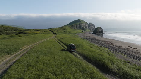 Wohnmobil-Fährt-Im-Gelände-Auf-Gras-In-Der-Nähe-Des-Meeres