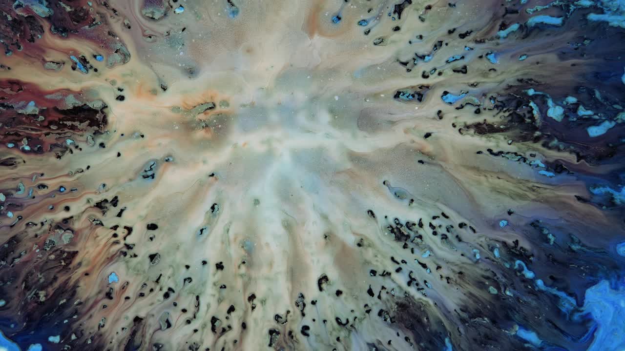 explosión. una flor en flor. arte fluido. el efecto de expansión. la gota vuela aparte.