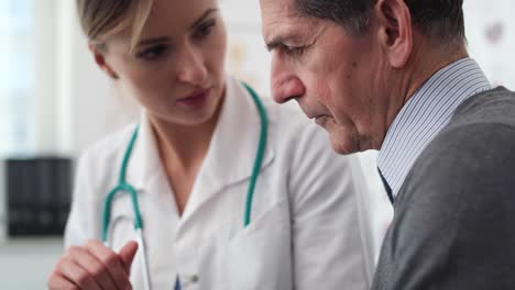 vista de mano del médico que muestra los resultados del examen en la tableta digital
