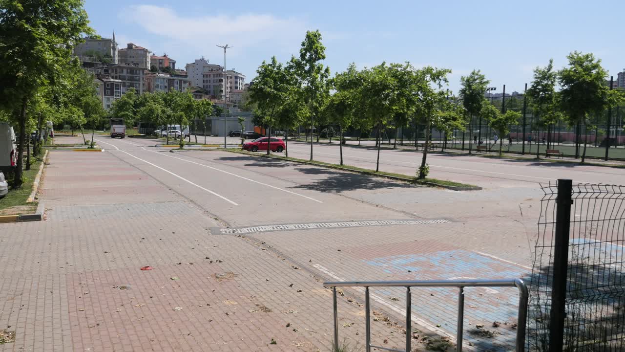 estacionamiento de la ciudad en un día soleado