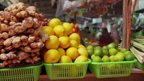 Cestas-De-Alimentos,-Productos-De-Vendedores,-Tienda-De-Mercado,-Panorámica-Manual-Hacia-La-Derecha