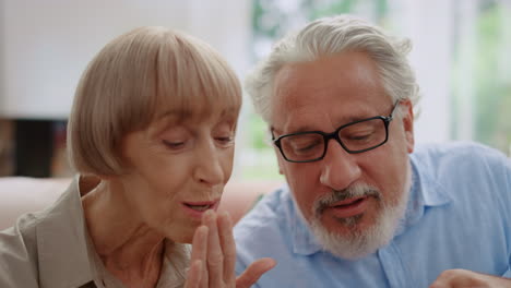 Abuelos-Sonrientes-Hablando-En-Línea-En-Video-Chat-Con-Nietos