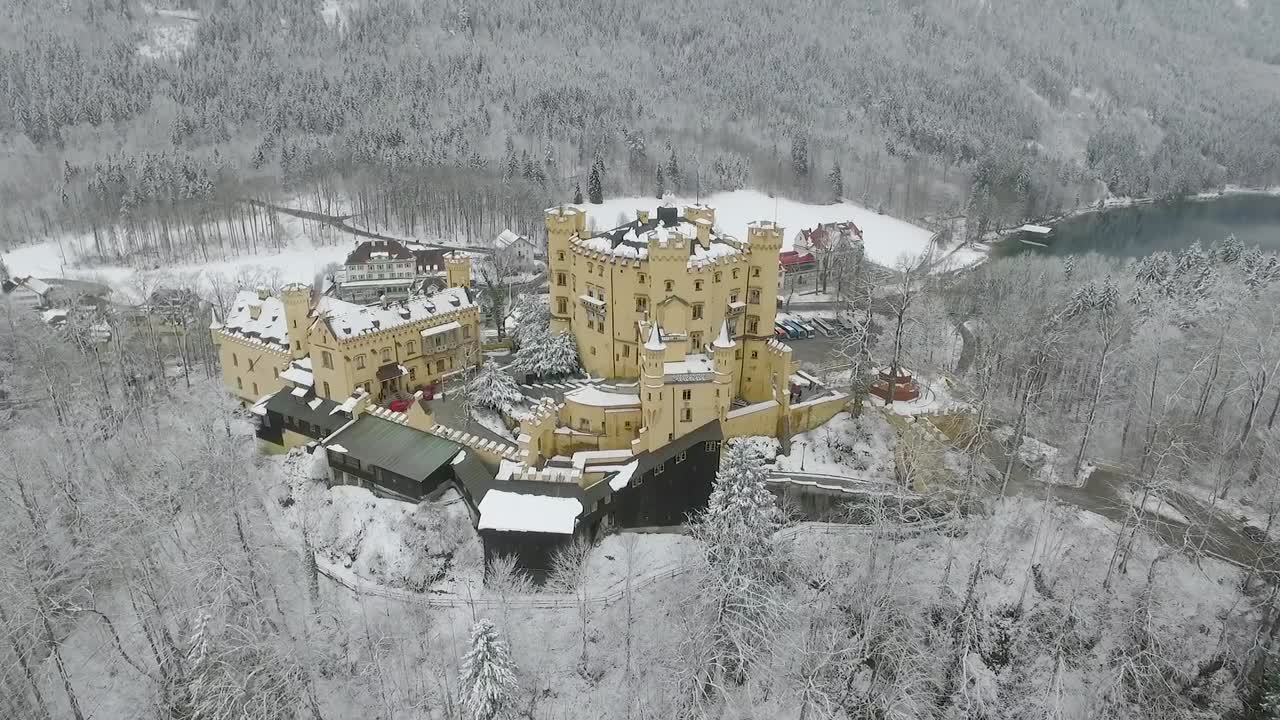 vista aérea del vuelo recto de hohenschwangau en invierno