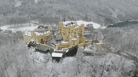 Vista-Aérea-Del-Vuelo-Recto-De-Hohenschwangau-En-Invierno