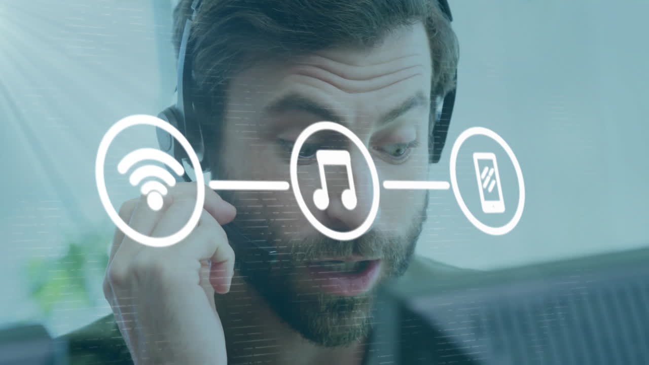 animación de iconos de los medios sobre empresario caucásico usando auriculares de teléfono en la oficina