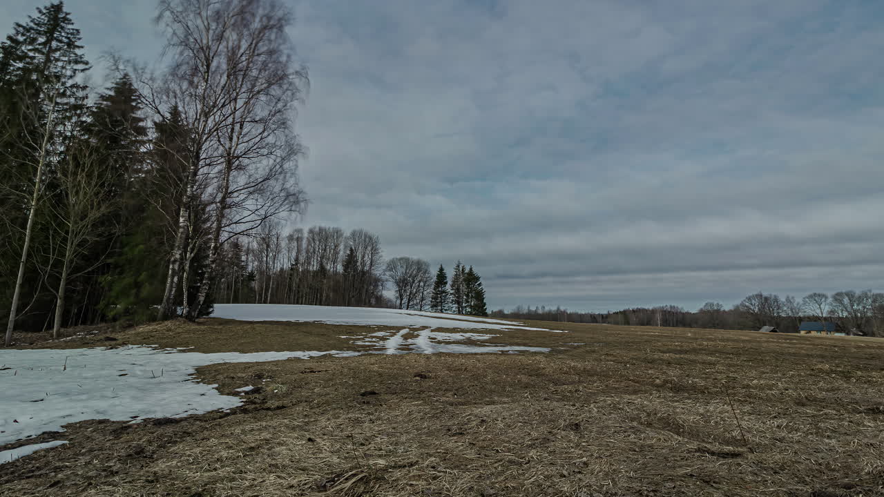 lapso de tiempo de las nubes de la tarde sobre la ladera semi helada con el sol poniente