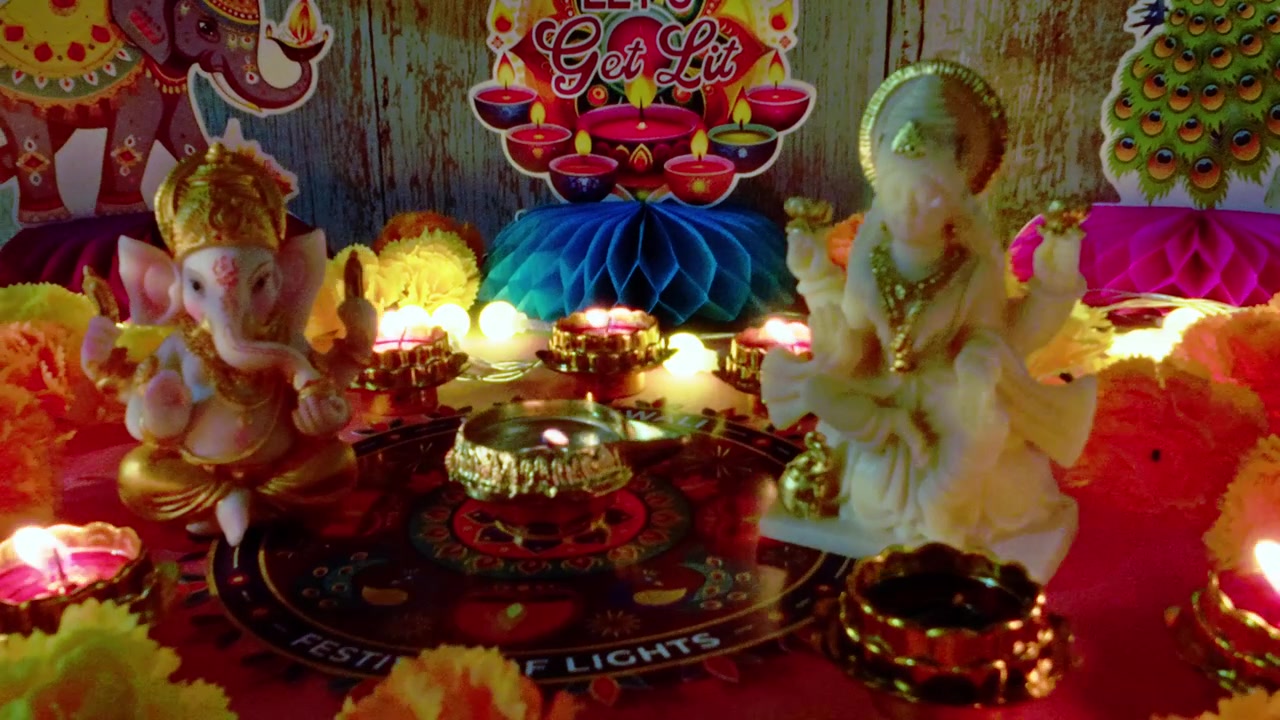 Lord Ganesha e la Dea Lakshmi che benedicono durante il festival di Diwali.
