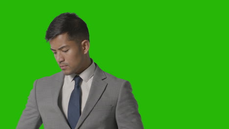 retrato de hombre de negocios en traje contra mensajes de pantalla verde en el teléfono móvil 1
