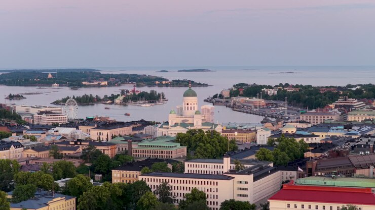 Vista aerea che orbita attorno alla cattedrale di Helsinki, in una soleggiata mattina d'estate in Finlandia