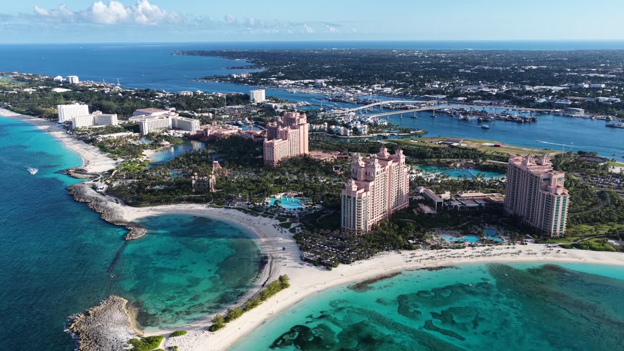 Skyline di Nassau a Paradise Island, Nassau, Bahamas. Paesaggio sulla spiaggia. Quartiere del centro. Meta turistica. Skyline di Nassau a Paradise Island, Nassau, Bahamas. Paesaggio marino naturale