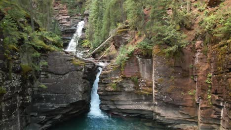 Drohne-Fliegt-In-Richtung-South-Fork-Mineral-Creek-Falls-In-Der-Nähe-Von-Silverton-Co