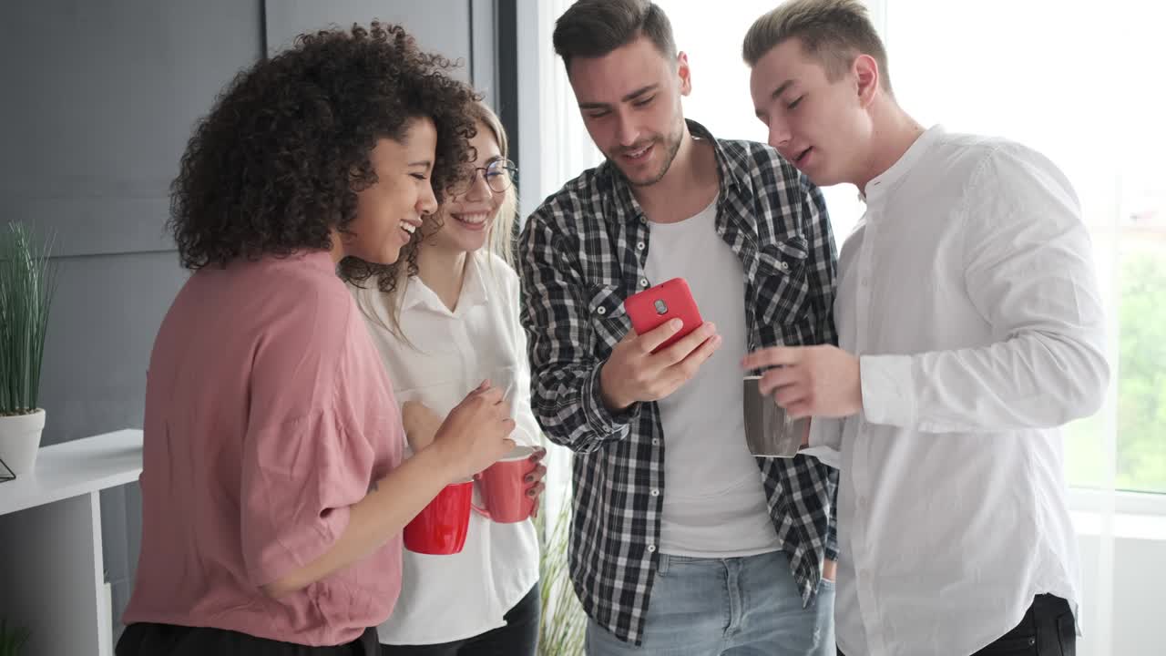 colegas de trabajo disfrutando de contenidos multimedia en el teléfono móvil