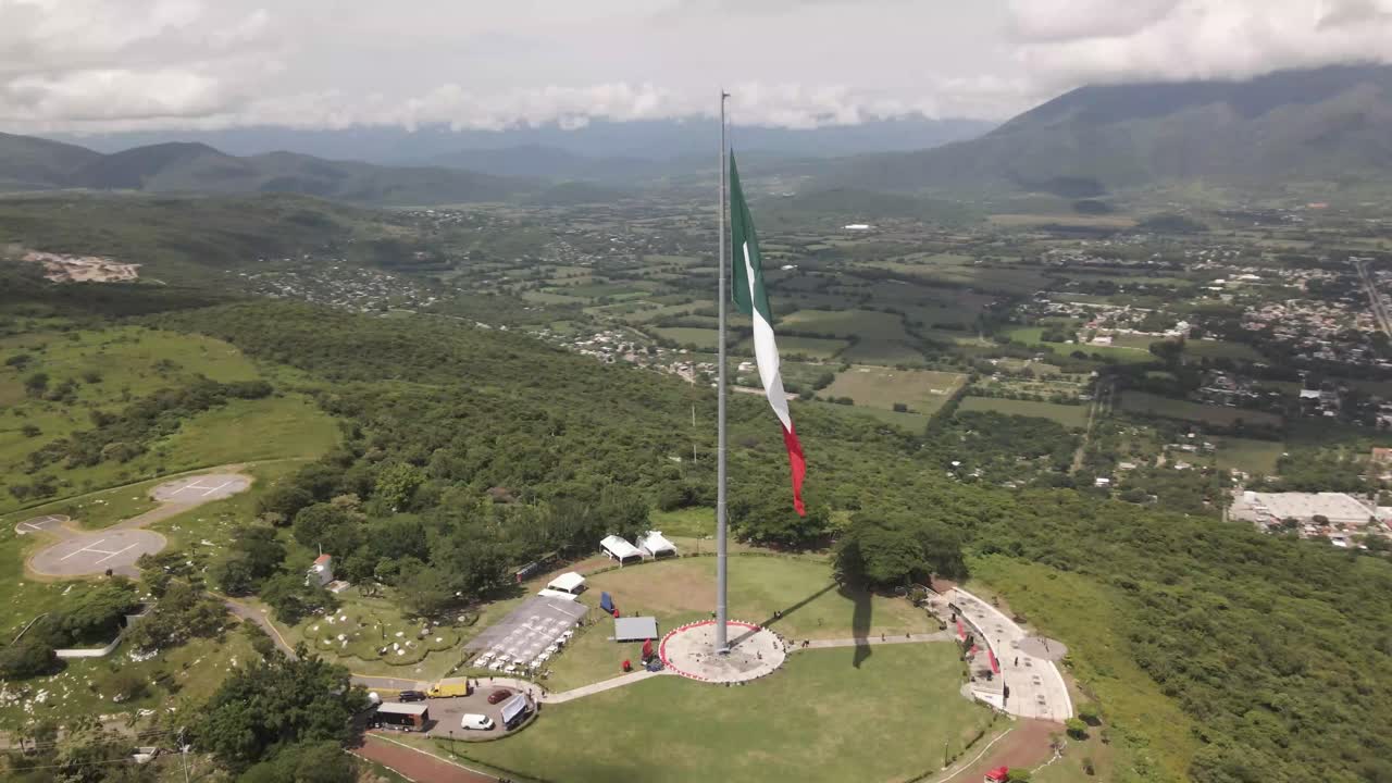 órbita de lapso de tiempo aéreo alrededor de la bandera de la independencia de méxico en iguala guerrero
