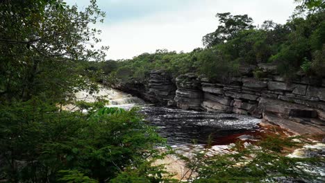 inclinándose hacia arriba, una toma de 4k que revela un hermoso río en una ruta de senderismo hasta la cascada del pozo del diablo en el famoso parque nacional chapada diamantina en el noreste de brasil