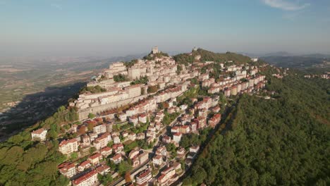san marino, italia, ciudad en una montaña, edificio de la ciudad, vista de la órbita del dron