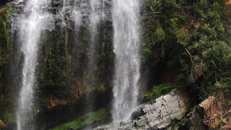 cascada del río cocodrilo que fluye y cae sobre rocas en los jardines botánicos nacionales walter sisulu en roodepoort, sudáfrica