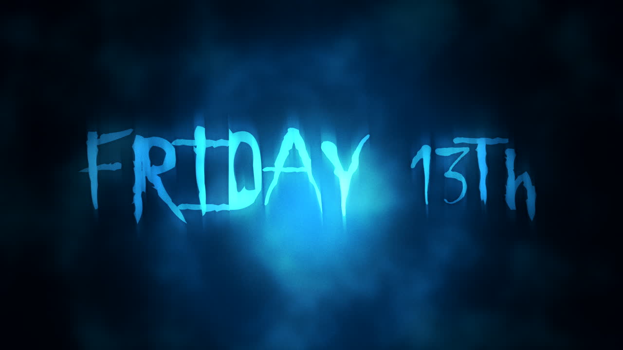 밤에 어두운 파란 구름과 함께 금요일 13 일 텍스트