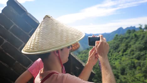 tomando una foto en la gran muralla de china