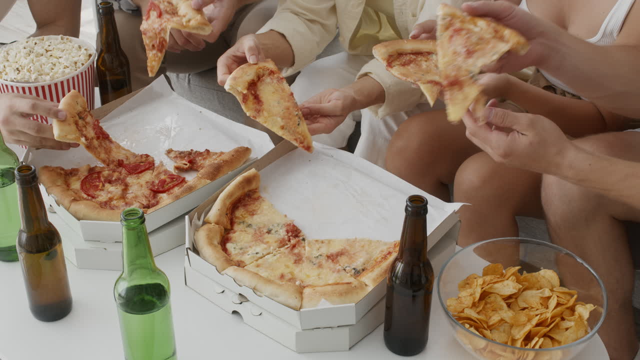 친구 들 이 피자 와 음료 를 즐기고 있다