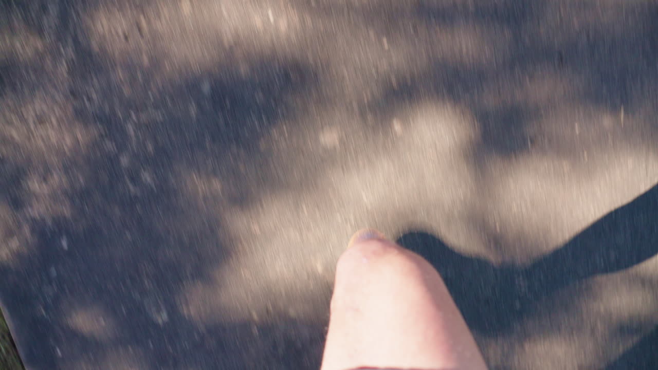 4k 슬로우 모션으로 야외 포장 도로에서 조깅하는 남성 운동화의 1인칭 시점