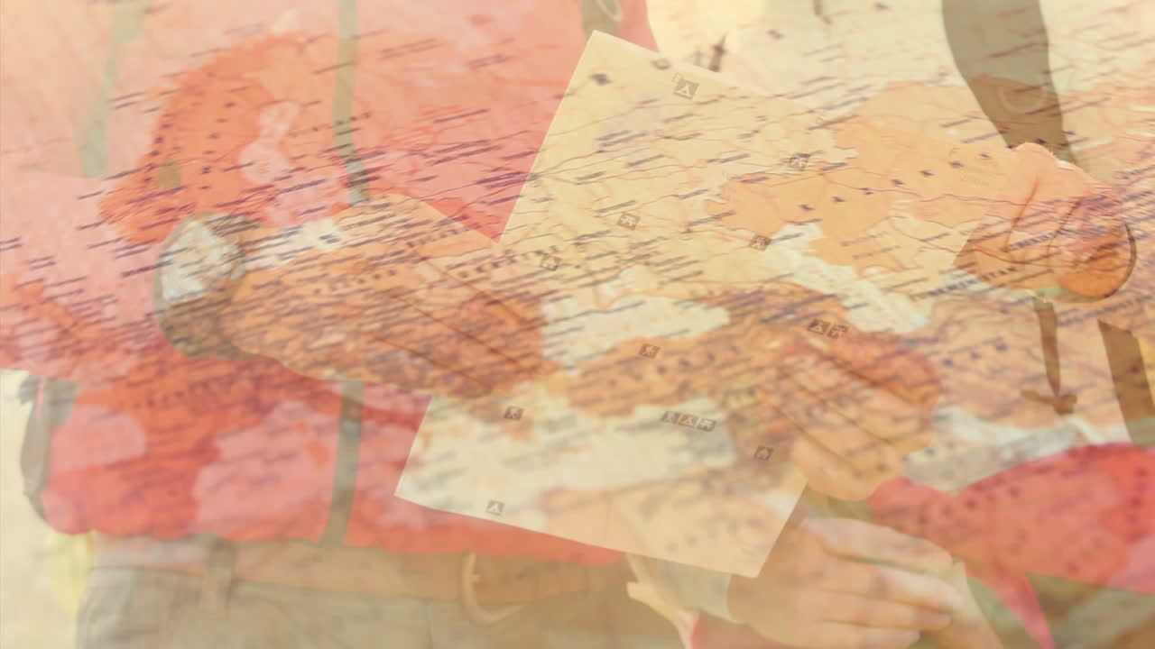 백인 노인 부부의 중간 섹션이 빠르게 움직이는 세계 지도에서 지도를 분석하고 있습니다.