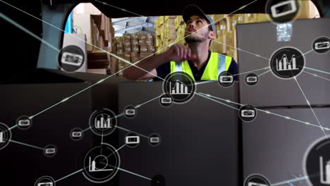 animación de teléfonos conectados y iconos gráficos, mensajero caucásico cargando cajas en furgoneta