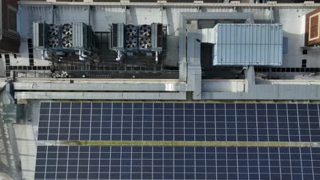 Sonnenkollektoren-Und-HVAC-Einheiten-Auf-Dem-Dach-Eines-Industriegebäudes