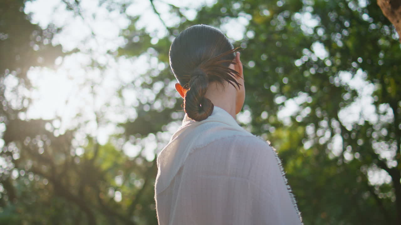 조용한 소녀는 빛의 주말에 숲에서 자연을 즐기고 빛에 있는 여자는