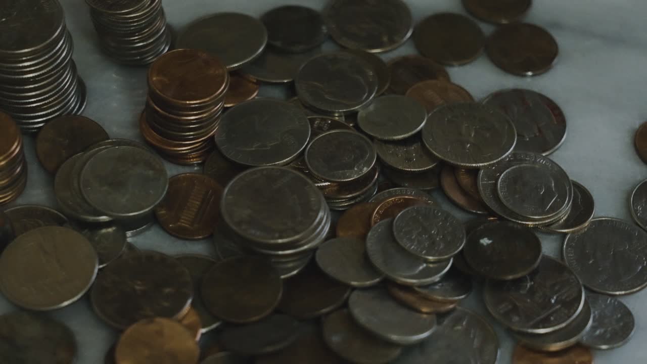 un montón de cambio siendo girado