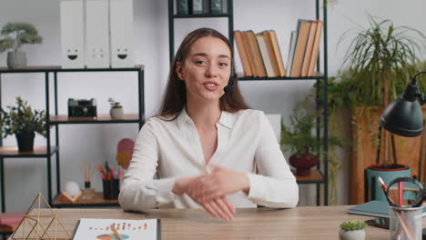 Mujer-De-Negocios-Trabajando-En-Una-Computadora-Portátil-Con-Auriculares,-Centro-De-Llamadas,-Soporte,-Operador-De-Servicio,-Línea-De-Ayuda-De-Oficina