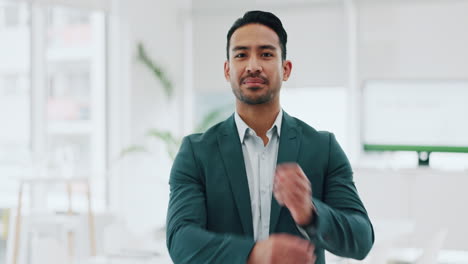 Portrait-of-businessman-with-smile-in-office