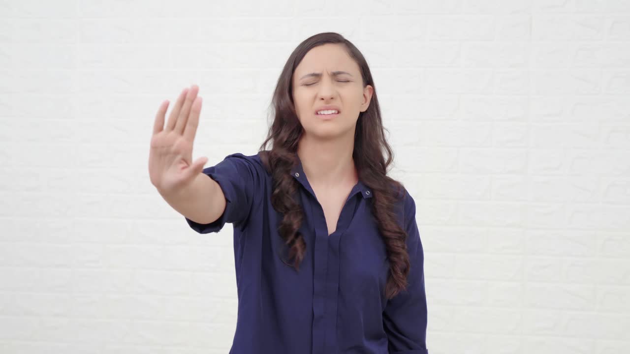 chica india peleando con su novio