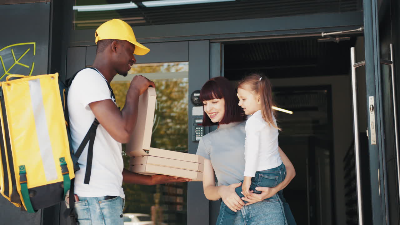 entrega de pizzas a una familia
