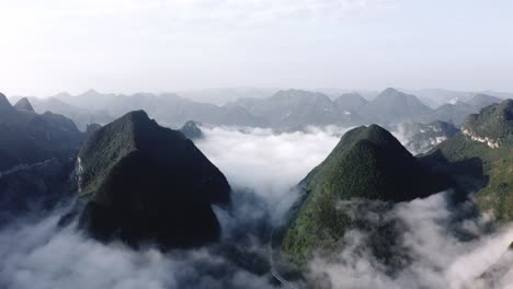 Schönes-Getu-tal-Karstgebirge-China,-Hohe-Luftaufnahme-über-Berggipfel