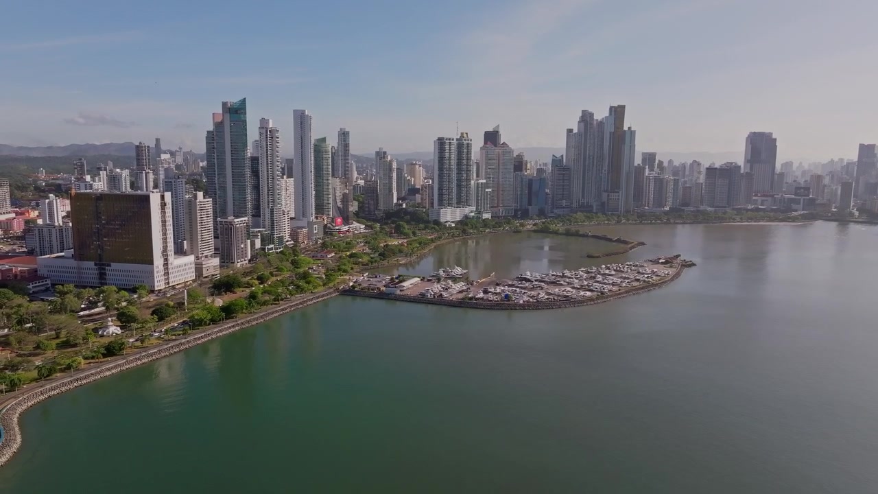 Riprese aeree con drone della costa di Panama City in una giornata di sole