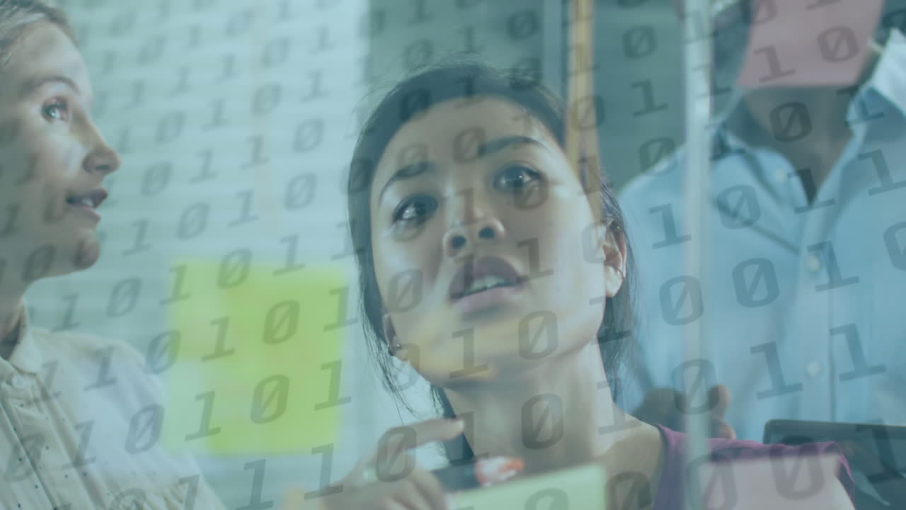 animación de codificación binaria sobre diversas personas de negocios tomando notas