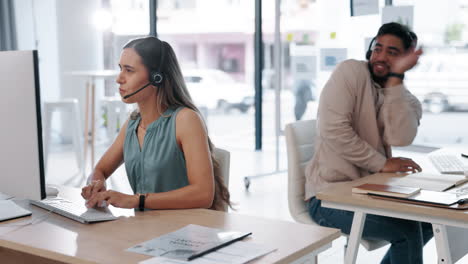 amigos de trabajo, tirador de papel y empleado juguetón