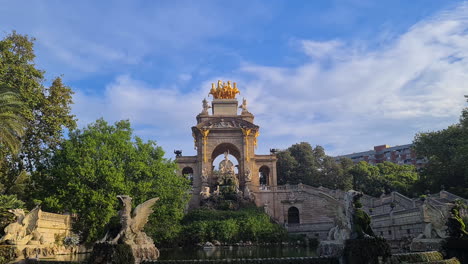 Fuente-En-Cascada-En-El-Parque-De-La-Ciutadella,-Punto-De-Referencia-De-Barcelona,-España