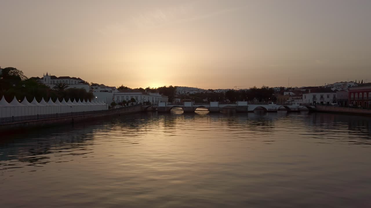 tavira viejo puente vista serena con el cielo al atardecer en el algarve, tavira portugal