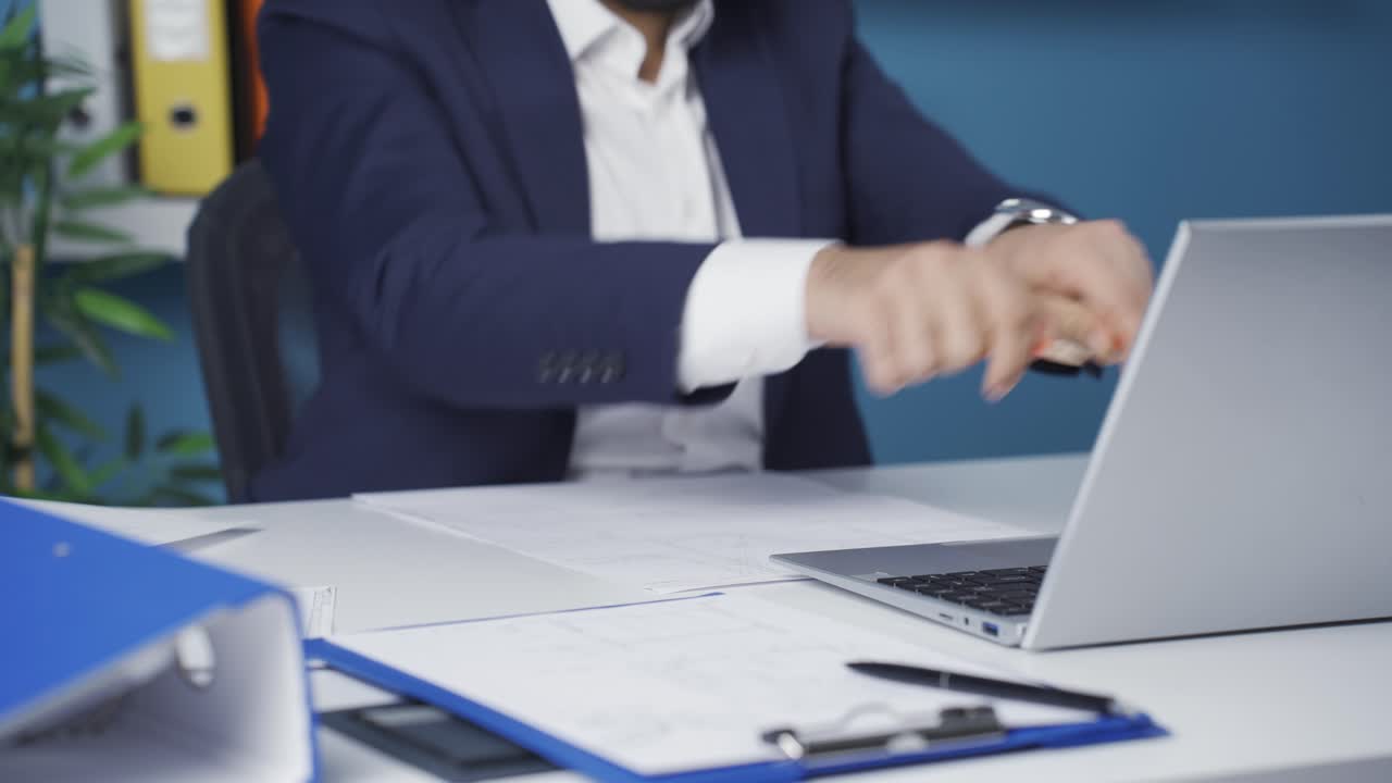Empresario enfadado se aburre y rompe un lápiz